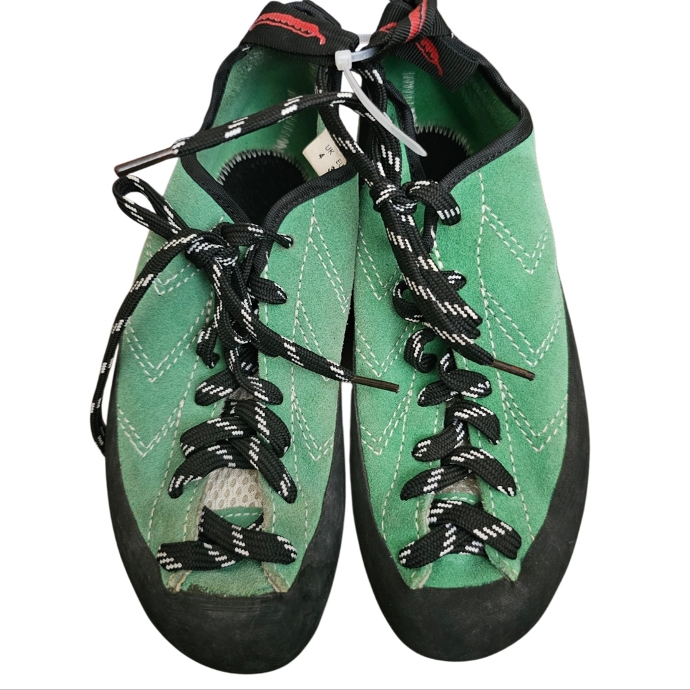 💰💖🔽Red Chilli Green Climbing Shoes with Black Soles